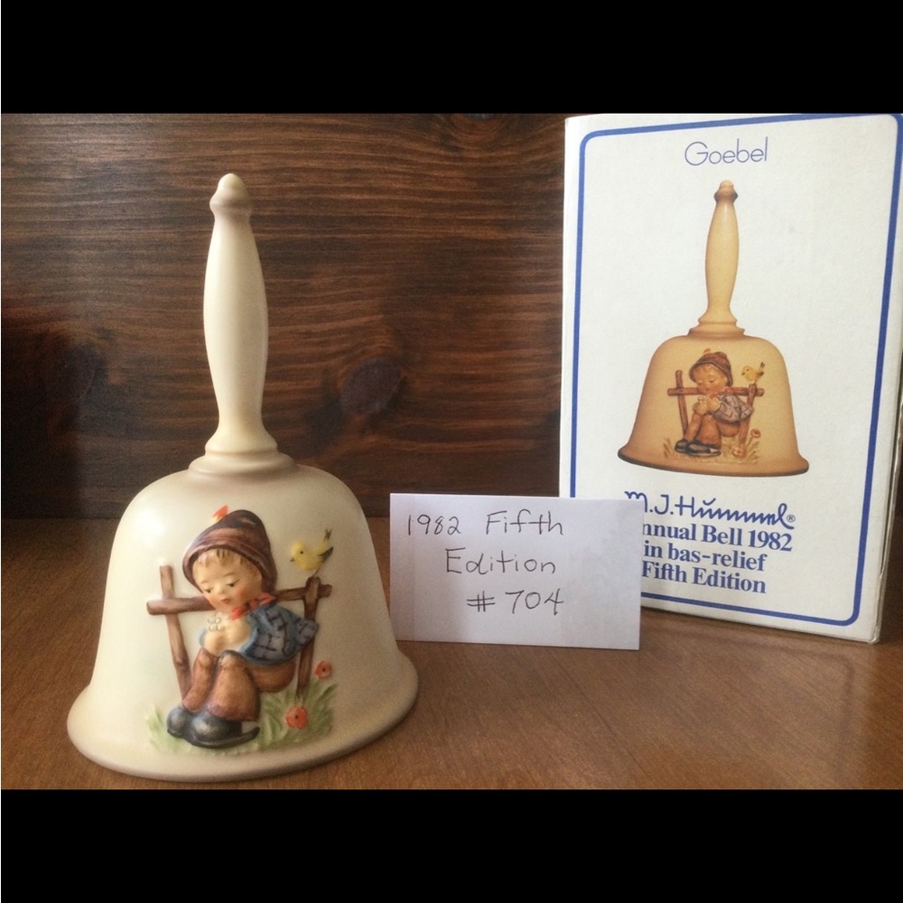 1982 Hummel Goebel 5th Edition Annual Bell. Great condition.  Original box.